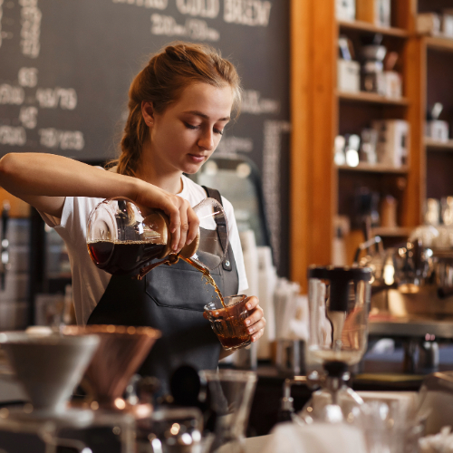 コーヒーショップで働く女性STAFF