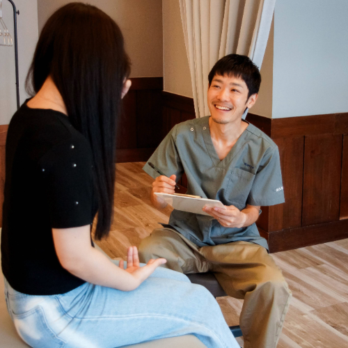 美容鍼をうける女性